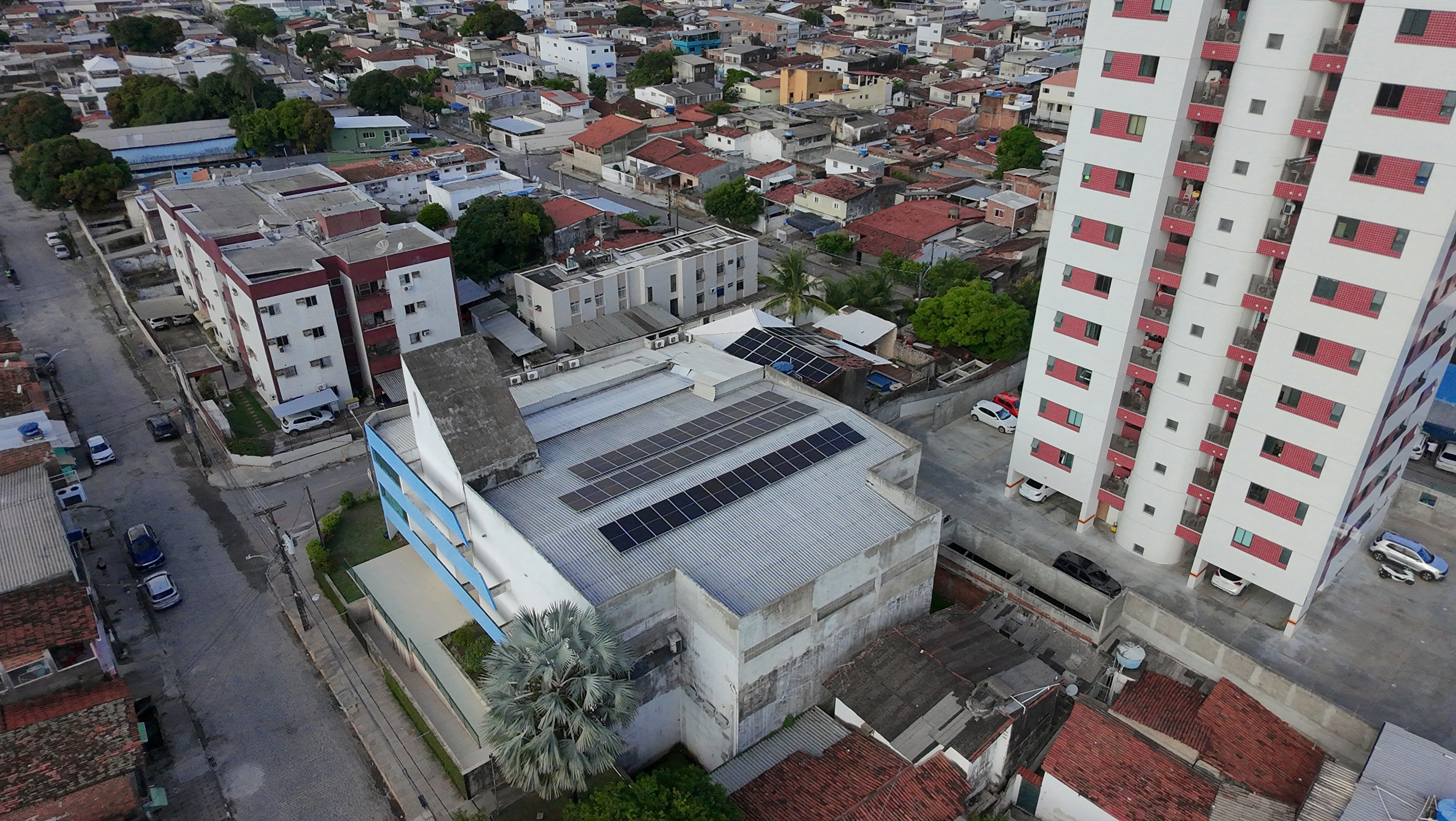 Complexo comercial com painéis solares